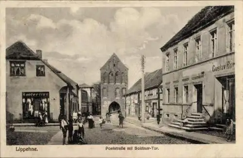 Ak Lippehne Lipiany Ostbrandenburg, Poststraße mit Soldiner-Tor, Stadtansicht, historische Arc...