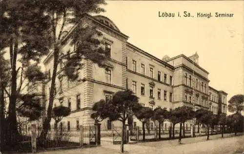 Ak Löbau in Sachsen, Königliches Seminar, historisches Gebäude, Bäume im Vordergrund