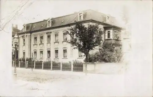 Ak Bautzen in der Oberlausitz, Historisches Gebäude, Baum, Zaun, Straße