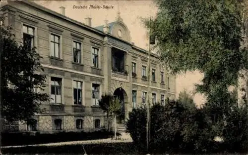 Ak Dippoldiswalde im Erzgebirge, Deutsche Müller-Schule, historische Architektur, grüne Bäume