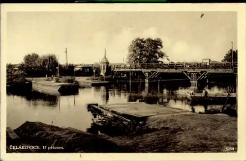 Ak Čelákovice Czelakowitz Tschelakowitz Mittelböhmen, Bild einer Brücke, Wasser, Boote