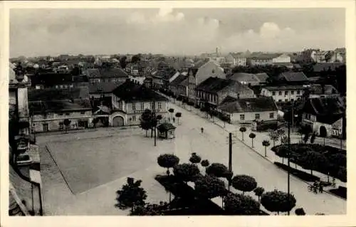 Ak Čelákovice Czelakowitz Tschelakowitz Mittelböhmen, Vogelperspektive auf Stadtplatz