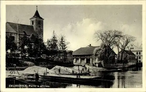 Ak Čelákovice Czelakowitz Tschelakowitz Mittelböhmen, Teilansicht am Ufer, Kirche