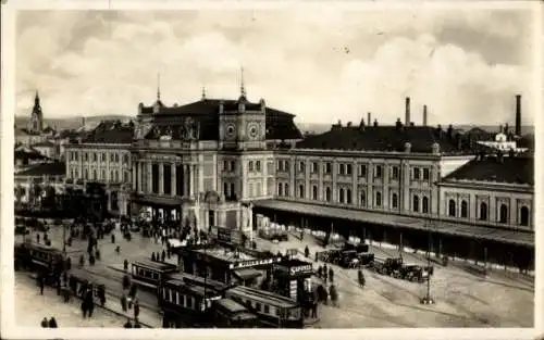 Ak Brno Brünn Südmähren, Bahnhof  alte Architektur, historische Straßenbahn, viele Menschen