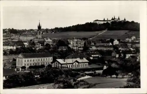 Ak Příbram Pibrans Mittelböhmen, Blick auf  Kirche, Häuser, Hügel im Hintergrund, Schwarz-Weiß