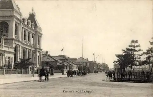 Ak Kobe Präfektur Hyogo Japan, Eine Straße in Kobe, historische Stimmung, Häuser und Menschen,...