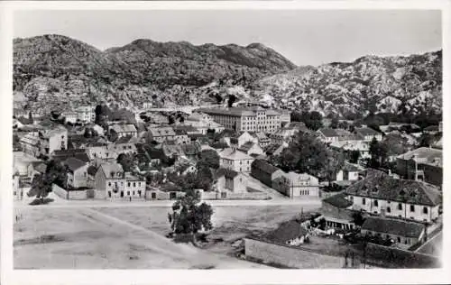 Ak Цетиње Cetinje Montenegro, Schwarz-Weiß Bild, Stadtansicht, Berge, historische Architektur