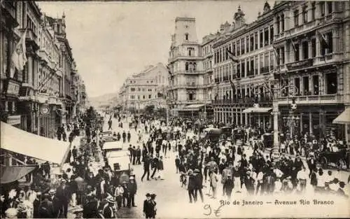 Ak Rio de Janeiro Brasilien, Belebte Straße mit Menschen, historischen Gebäuden, Automobile