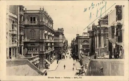 Ak Valletta Malta, Strada Reale, Valletta, Menschen auf der Straße, historische Gebäude