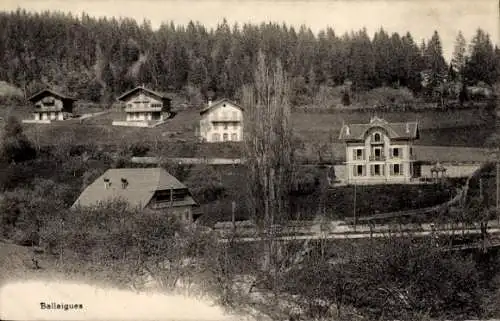 Ak Ballaigues Kanton Waadt, Landschaftsaufnahme mit mehreren Häusern, bewaldeter Huegel, ländl...