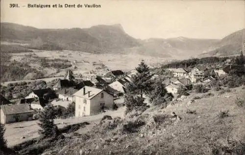 Ak Ballaigues Kanton Waadt, Aussicht auf  Dent de Vaulion im Hintergrund