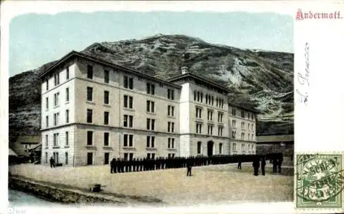 Ak Andermatt Kanton Uri, Historisches Gebäude, Menschen in Formation, Berglandschaft