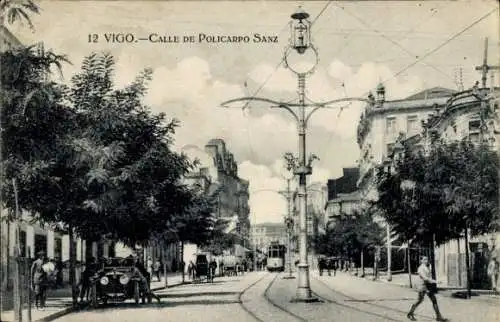 Ak Vigo Galicien Spanien, Calle de Policarpio Sanz, Straßenansicht, Tram, Bäume