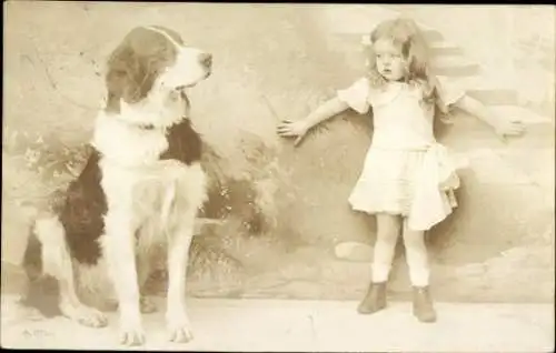 Foto Ak Mädchen und Hund schauen sich an.