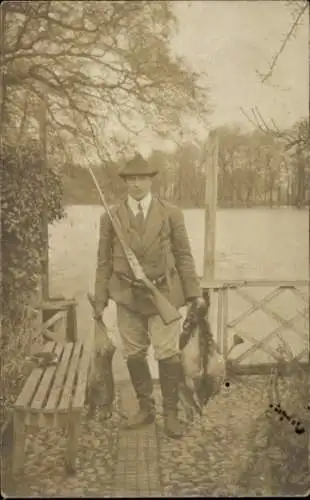 Foto Ak Jäger mit erlegten Tieren, Porträt