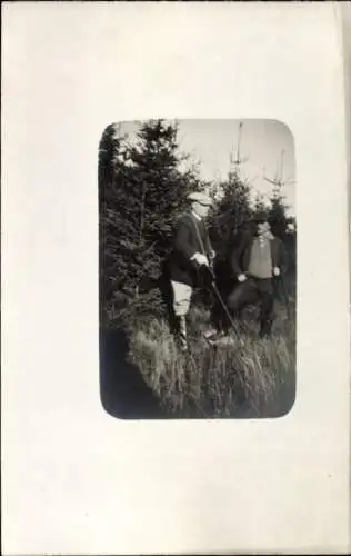 Foto Ak Zwei Jäger, Porträt, Wald, Gewehr