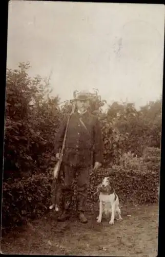 Foto Ak Jäger, Jagdhund mit erlegtem Tier, Gewehr