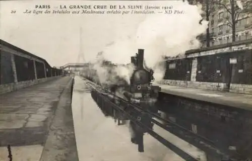 Ak Paris, Hochwasser der Seine Januar 1910, Dampflokomotive, Linie Invalides - Moulineaux