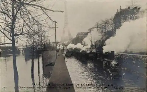 Ak Paris, Hochwasser Januar 1910, Dampflokomotive Linie Invalides - Moulineaux