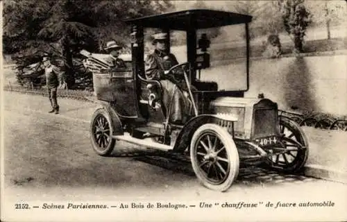 Ak Paris, Au Bois de Boulogne, une Chauffeuse de Fiacre Automobile