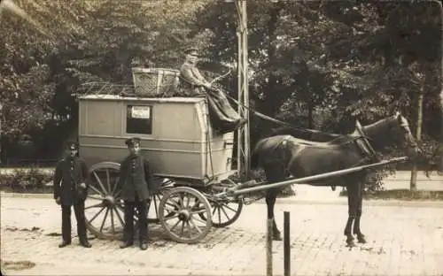 Foto Ak Hamburg, Postwagen, Kutsche, Postbeamte in Uniform