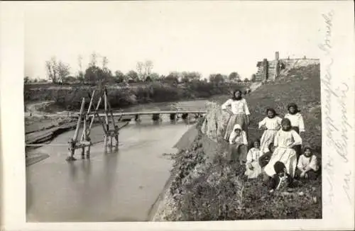 Foto Ak Rumänien, Risipitu, Frauen am Fluss