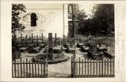 Foto Ak Friedhof, Kgl. Sächsisches Infanterie Regiment 182, Soldatengräber