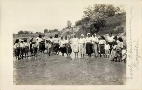 Foto Ak Rumänien, Frauen-Gruppenfoto, Risipitu