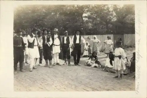 Foto Ak Rumänien, Menschen in Volkstrachten, Risipitu