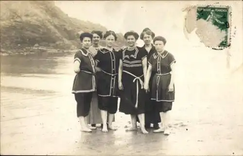 Foto Ak Frauen am Strand, Gruppenfoto