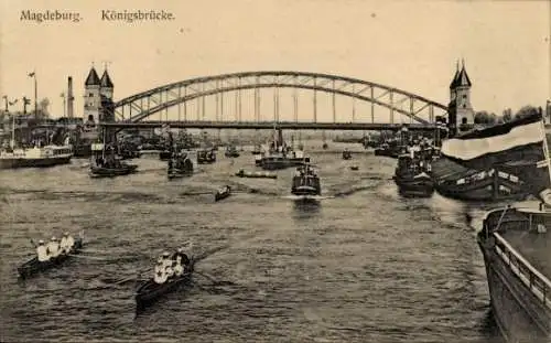 Ak Magdeburg an der Elbe,  Königsbrücke, viele Schiffe auf der Elbe, zwei Ruderboote im Vorder...