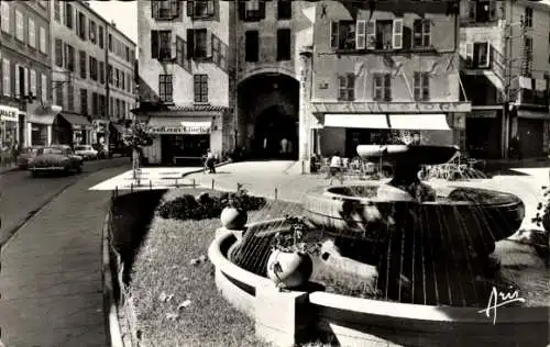 Ak Hyères les Palmiers Var, Place de la Rade, Fontaine