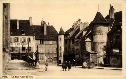 Ak Dole Jura, Straßenszene mit Personen, Fachwerkhäusern und einem Turm