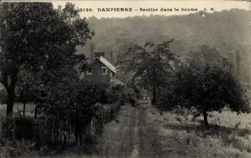 Ak Dampierre Seine-et-Oise Yvelines, Ein schwarz-weiß Foto eines Hauses, das von Bäumen umgebe...