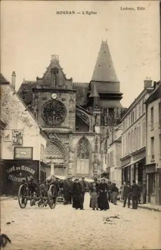 Ak Houdan Yvelines, Eine schwarz-weiße Postkarte mit einer Straßenszene in  Frankreich. Zu seh...