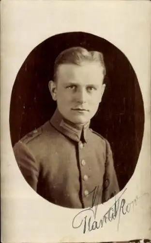 Foto Ak Soldat in Uniform, Portrait