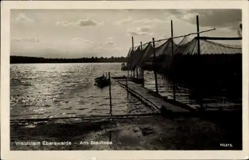 Ak Eberswalde, Partie am Stadtsee, Steg mit Ruderboot, Fischernetze