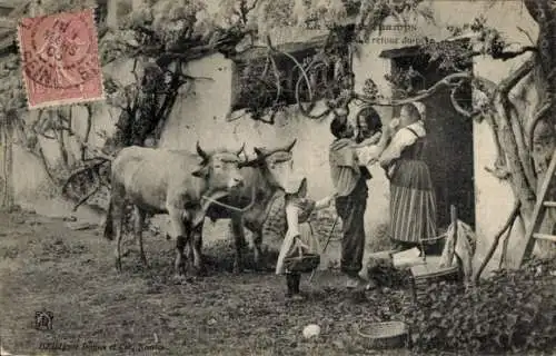 Ak Familie am Haus mit Ochsen