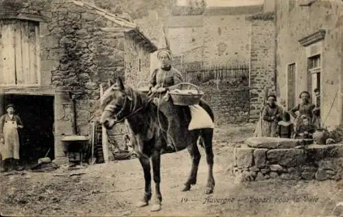 Ak Auvergne, Frau in Tracht auf einem Pferd