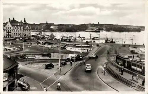 Ak Stockholm Schweden, Stadtansicht, Hafen, Schiffe, Straßenbahnen, Autos