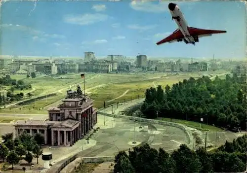 Ak Berlin Tiergarten, Brandenburger Tor mit Mauer, Passagierflugzeug