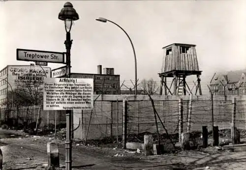 Ak Berlin Neukölln, Innerdeutsche Grenze, Treptower Straße, Stacheldraht, Wachturm, Sektorengrenze