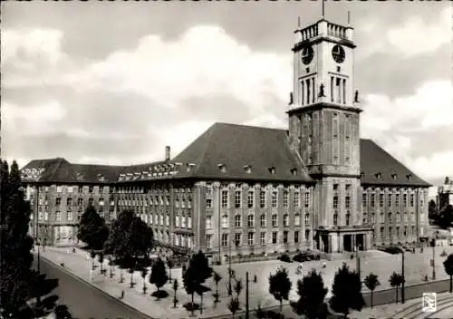 Ak Berlin Schöneberg, Rathaus Schöneberg, imposante Architektur, Uhrturm, Menschen, Bäume, Straße