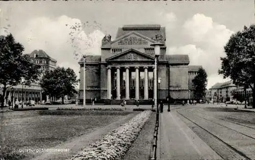 Ak Duisburg im Ruhrgebiet, Stadttheater  gepflegte Bäume, Wolken am Himmel