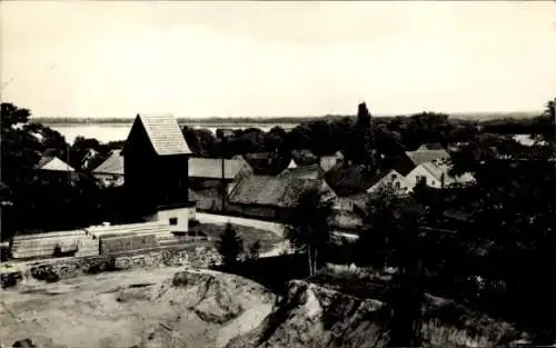 Ak Klausdorf am Mellensee Brandenburg, Landschaftsansicht, Gebäude, Bäume, Wasser im Hintergrund