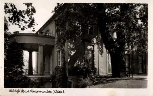 Ak Bad Freienwalde an der Oder, Schlofs Bad  historische Architektur, große Fenster, Baum im V...