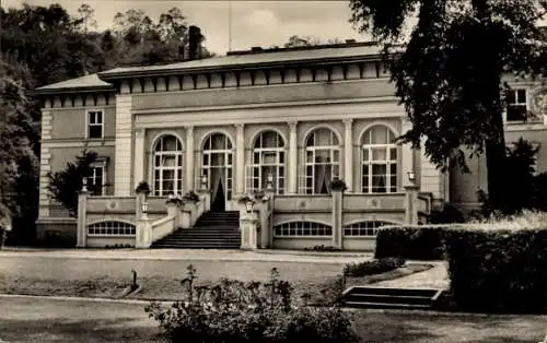 Ak Bad Freienwalde an der Oder, Historisches Kurhaus, Treppe, große Fenster, Gartenanlage