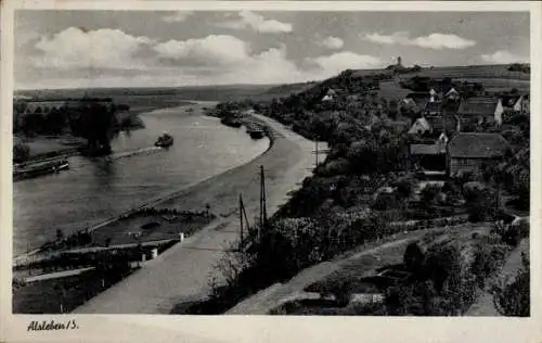 Ak Alsleben an der Saale, Flusslandschaft, Häuser am Ufer, bewaldete Hügel, Schiff auf dem Wasser