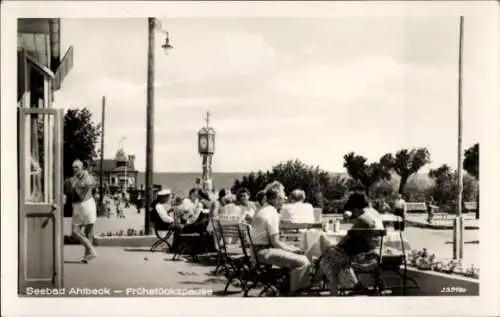 Ak Ostseebad Ahlbeck auf Usedom, Seebad  Frühstückspause, Café, zahlreiche Gäste, Meer im Hint...