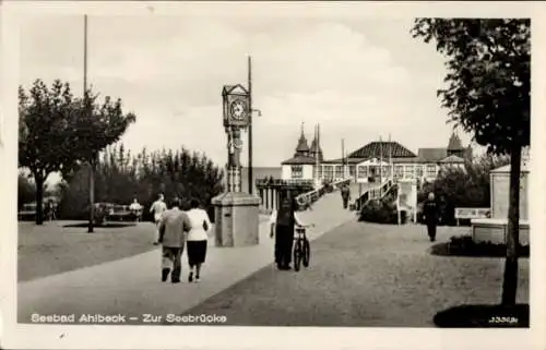 Ak Ostseebad Ahlbeck auf Usedom, Seebad  Seebrücke, Uhr, Spaziergänger, Radfahrer